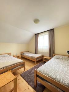 מיטה או מיטות בחדר ב-Underwoods Žabljak Guesthouse