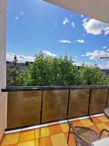 einen Balkon mit Blick auf Bäume und den blauen Himmel in der Unterkunft Acceptus Domus in Szombathely