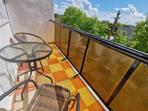 松博特海伊的住宿－阿策普特斯多莫斯公寓，设有一个配有桌椅并享有美景的阳台。