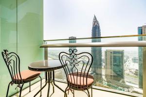 Un balcon sau o terasă la Dream Inn Dubai Apartments- Burj Vista