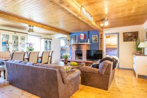TV a/nebo společenská místnost v ubytování Käbruotsa farmhouse