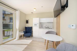 Nhà bếp/bếp nhỏ tại Elegancki Apartament Zdrojowa 5A by Noclegi Renters +21 ảnh