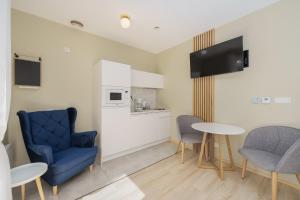 Nhà bếp/bếp nhỏ tại Elegancki Apartament Zdrojowa 5A by Noclegi Renters