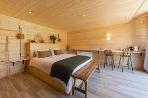 Postel nebo postele na pokoji v ubytování Les Lodges de Malbrough