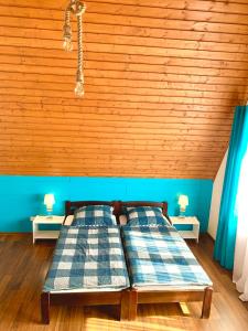 ステグナにあるMorska Przystańの木製天井のドミトリールームのベッド2台分です。