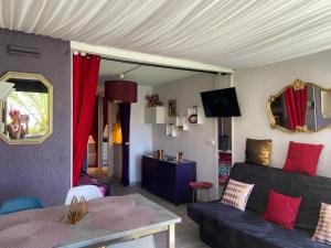 sala de estar con sofá y mesa en Purple Secret Naturiste, en Cap d'Agde