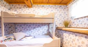 Postel nebo postele na pokoji v ubytování Käbruotsa farmhouse