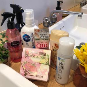 a bathroom sink with hygiene products on a counter at HOTEL&HOSTEL HARU in Kanoya