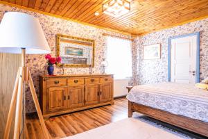 Postel nebo postele na pokoji v ubytování Käbruotsa farmhouse