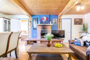 TV a/nebo společenská místnost v ubytování Käbruotsa farmhouse