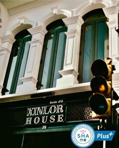 un letrero de la calle frente a un edificio en Xinlor House - Phuket Old Town, en Phuket