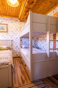 Postel nebo postele na pokoji v ubytování Käbruotsa farmhouse