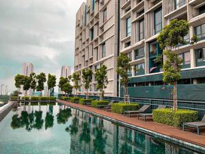 Piscina de la sau aproape de Tamarind Suites@Cyberjaya