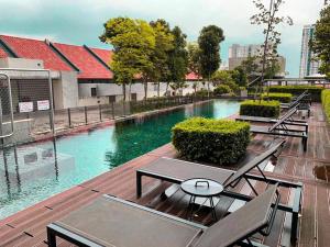 Piscina de la sau aproape de Tamarind Suites@Cyberjaya