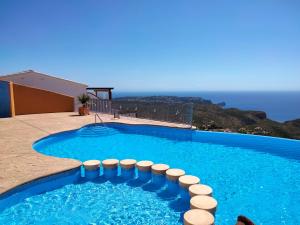 - une piscine avec vue sur l'océan dans l'établissement Apartamento completo max. 6 huéspedes, à Cumbre del Sol