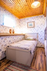 Postel nebo postele na pokoji v ubytování Käbruotsa farmhouse