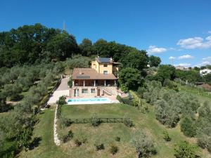 een luchtzicht op een huis met een zwembad bij CasaFè tra sogno e realtà in Narni Scalo