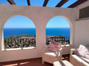 balkon z 2 krzesłami i widokiem na ocean w obiekcie Apartamento completo max. 6 huéspedes w mieście Cumbre del Sol