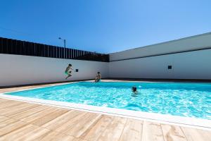 Bazén v ubytování CANELAS LUXURY nebo v jeho okolí