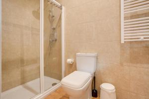 un bagno con wc e doccia di Casa das Flores a Vila do Bispo Altre 14 foto