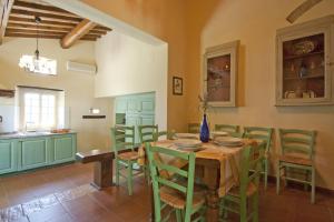 タヴァルネッレ・ヴァル・ディ・ペーザにあるSerristori Country - Poggio Al Frantoioのキッチン、ダイニングルーム(テーブル、椅子付)