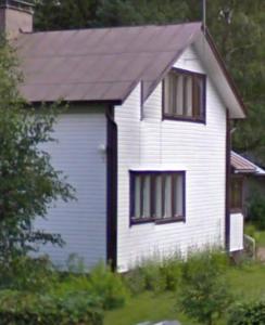 ein weißes Haus mit braunem Dach in der Unterkunft Villa Alex in Helsinki