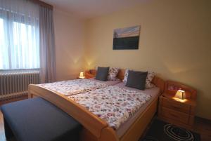 1 dormitorio con 1 cama en una habitación con ventana en Ferienhof Wiesenblick 35519, en Uplengen