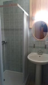 y baño con ducha, lavabo y espejo. en Appartement 1 chambre, 4 personnes, en Champagny-en-Vanoise