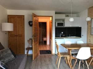 a kitchen and dining room with a table and chairs at Appartement 1 chambre, 4 personnes in Champagny-en-Vanoise +1 photo