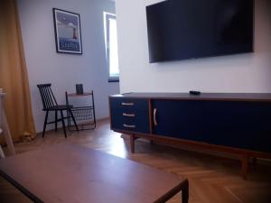 Televízia a/alebo spoločenská miestnosť v ubytovaní Apartament KATE