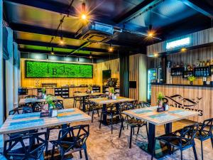 a restaurant with tables and chairs and a bar at Balticus in Jarosławiec
