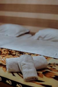 Una toalla sobre una cama en Teo Guesthouse and Camping in Mestia, en Mestia