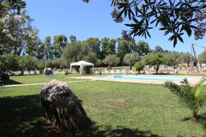 un parc avec un grand rocher dans l'herbe dans l'établissement Villa Lughente, à Alghero