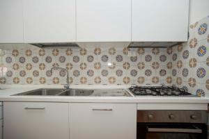 A kitchen or kitchenette at Il Gabbiano Piano Terra - Goelba