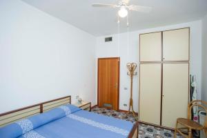 A bed or beds in a room at Il Gabbiano Piano Terra - Goelba