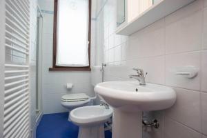A bathroom at Il Gabbiano Piano Terra - Goelba