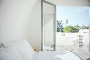 Postel nebo postele na pokoji v ubytování Exi Sea Side Suites