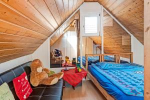ein kleines Zimmer mit einem Bett und einem Sofa in der Unterkunft Reichenaublick in Allensbach