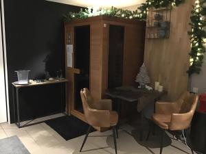 A seating area at Studio Gardenroom Guesthouse De Steenberg met wellness & tuinzicht