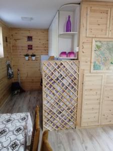um quarto com uma grande adega com paredes de madeira em Etno selo Raković em Ivanjica