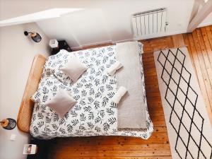 an overhead view of a bed with pillows on it at My Duplex House Trouville in Trouville-sur-Mer