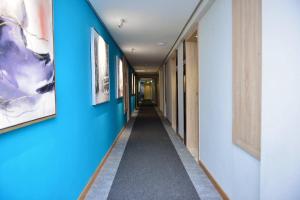 um corredor com paredes azuis e um longo corredor em Rihab Hotel em Rabat