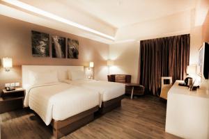 
A bed or beds in a room at Mercure Padang
