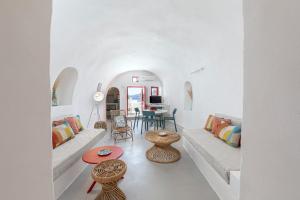 Posezení v ubytování White Cave by Caldera Houses + 22 fotografií