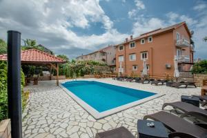 Bazén v ubytovaní Apartment in Mundanije with Seaview, Terrace, Air condition, WIFI (3748-2) alebo v jeho blízkosti