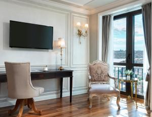 Uma TV ou centro de entretenimento em Rixos Pera Istanbul