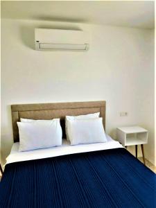 een slaapkamer met een bed met 2 kussens bij Gurkan Apart Hotel in Dalyan