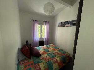 - une chambre avec un lit et une fenêtre dans l'établissement Maison avec jardin à 8 min de l'aéroport, à Saint-Victoret