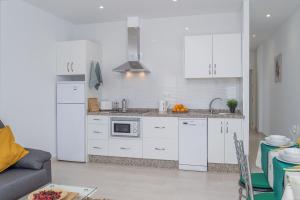 Küche/Küchenzeile in der Unterkunft Aire Siroco - Beach Apartment 13