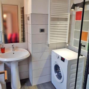a bathroom with a washing machine and a sink at La casa nel cortile in Vercelli